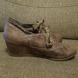 EUC Tan Not Rated Lace Up Wedges